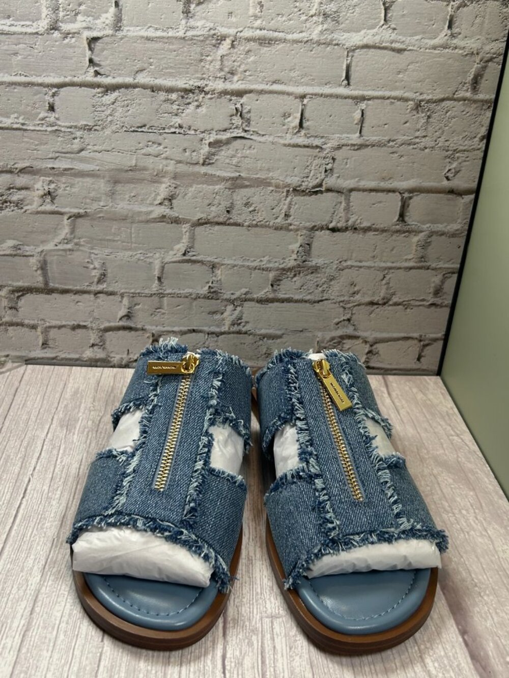 MICHAEL KORS BERKLEY FLAT SANDAL (9,5) - Picture 2 of 12